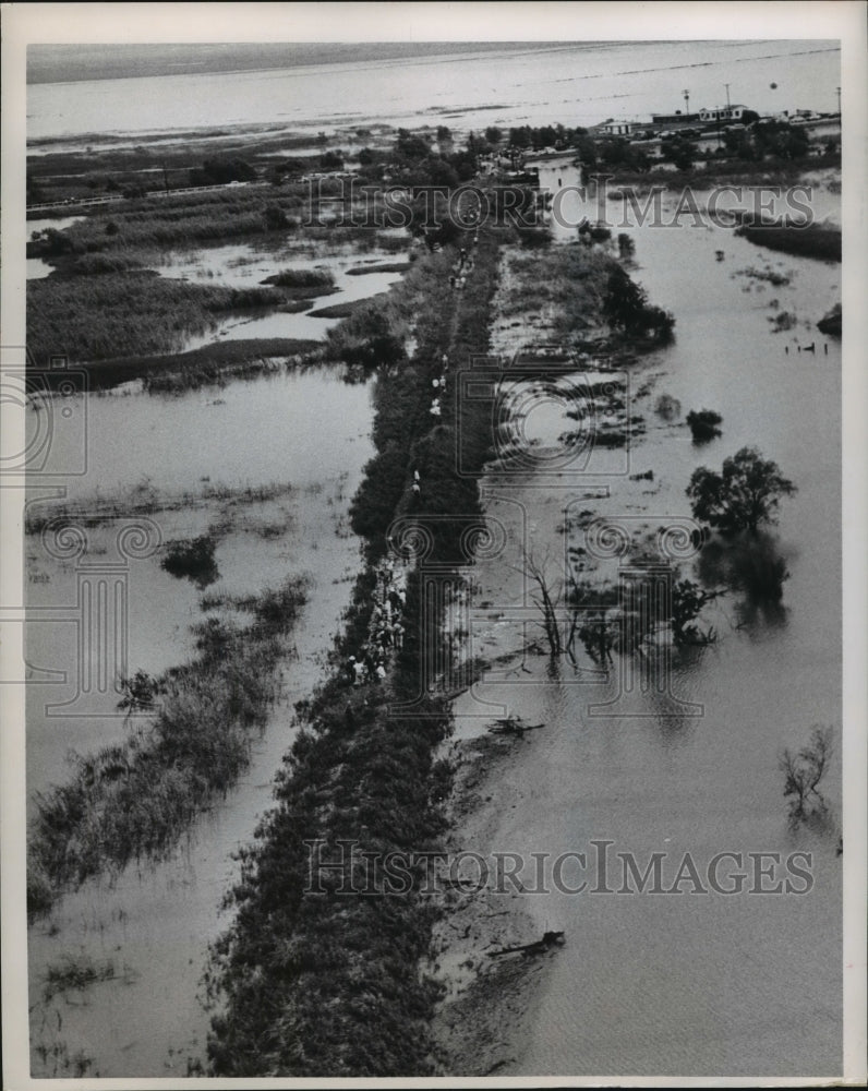 1963 Press Photo Frantic Workmen Fight For Levee at Port Acres, Hurricane Cindy.-Historic Images