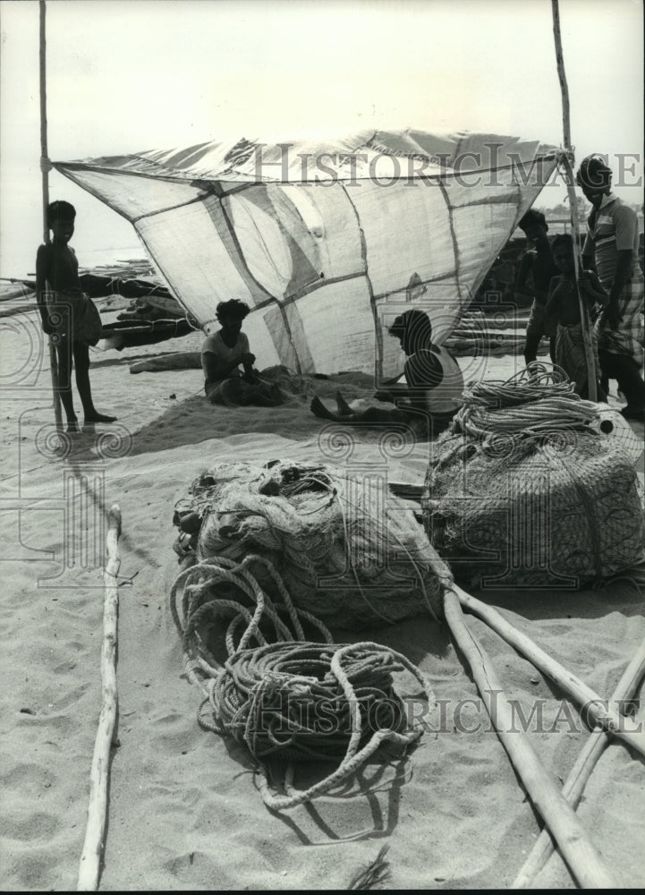 1984 Fishermen Make Protection Against Hot Sun at Madras, India - Historic Images