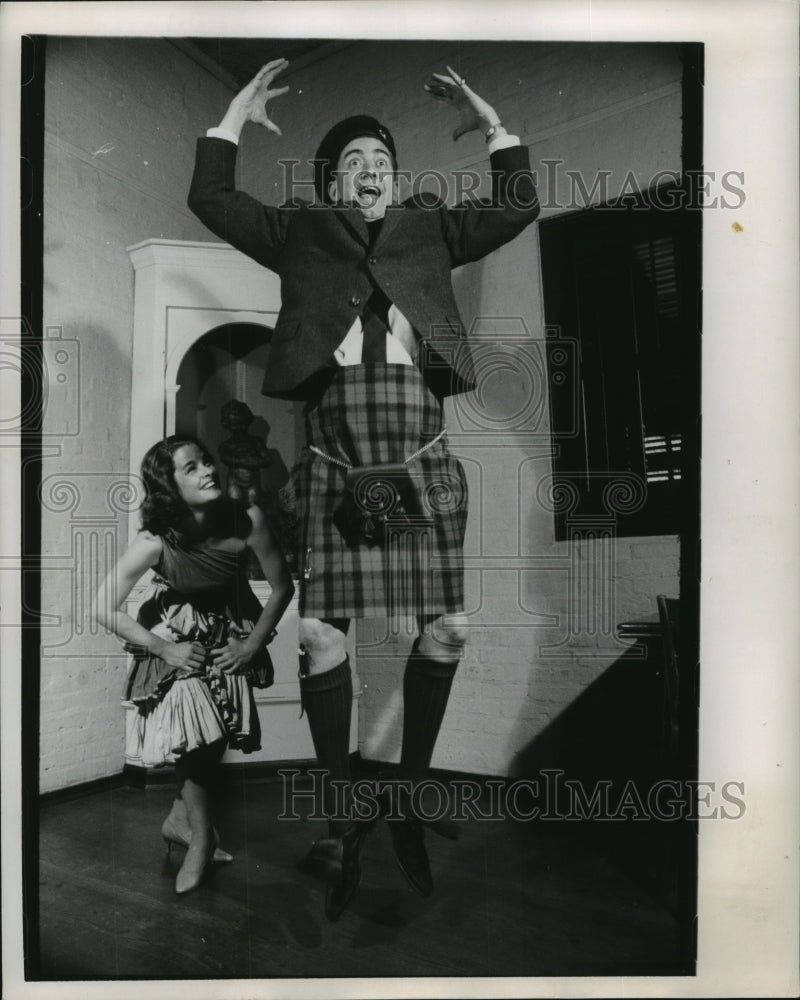 1964 Press Photo Joanne Seale &amp; Ed Wetzel&#39;s Spoof in Junior League of Houston. - Historic Images