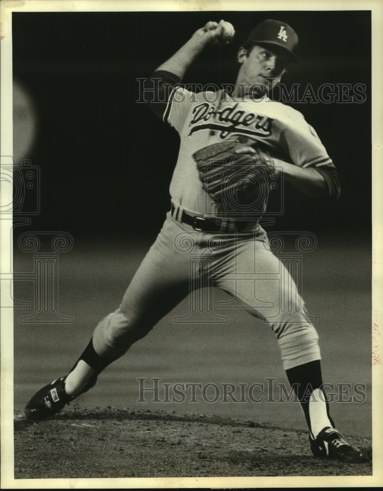 1981 Dodgers Baseball Player Burt Hooten Sets Up to Throw Ball. - Historic Images