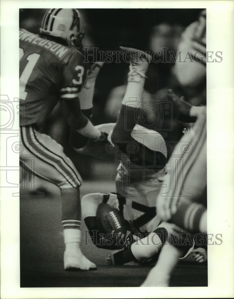 1969 Press Photo James Brooks lands on his head, Oilers Jeff Donaldson closes in-Historic Images