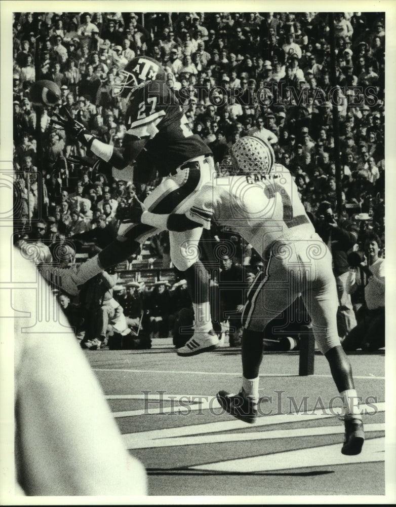 1986 Press Photo A&amp;M Football Player Terrance Brooks Intercepts Chris Carter.- Historic Images