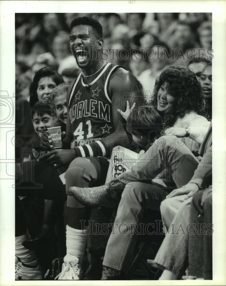 1991 Lou Dunbar, Harlem Globetrotter sits with basketball fans - Historic Images