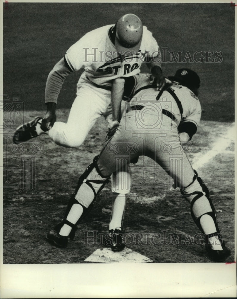 1974 Press Photo Astro&#39;s Cesar Cedeno and Giants Ken Rudolph - hcx07814-Historic Images