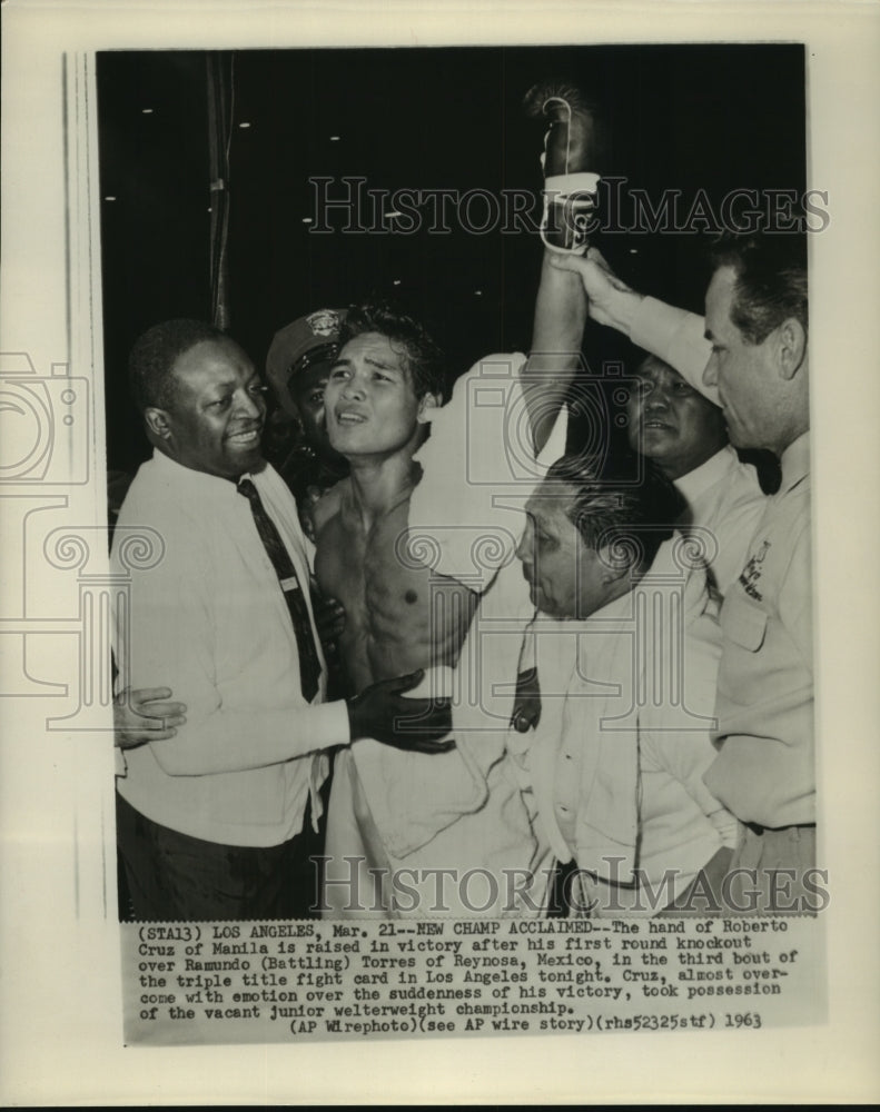 1963 Roberto Cruz of Manila raises hand in victory in Los Angeles - Historic Images
