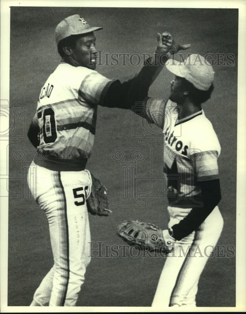 1979 Press Photo Houston Astros Baseballs&#39; Enos Cabell Congratulates Richard-Historic Images