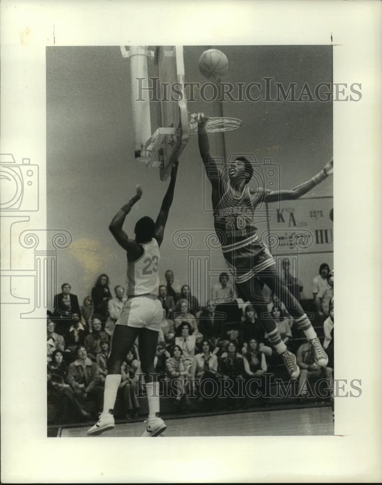 1976 Press Photo Houston Baptist University Basketball Players. - hcx07953- Historic Images