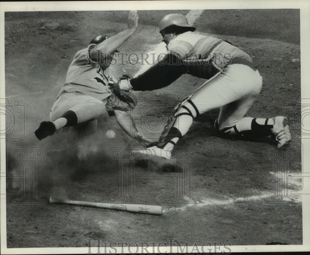 1978 Press Photo Joe Ferguson and Luis Pujols on ground - hcx08347-Historic Images