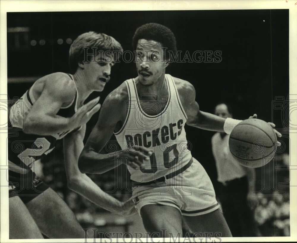 1981 Press Photo Rockets Calvin Garrett Drives Around Bill Hanzlik of Seattle. - Historic Images