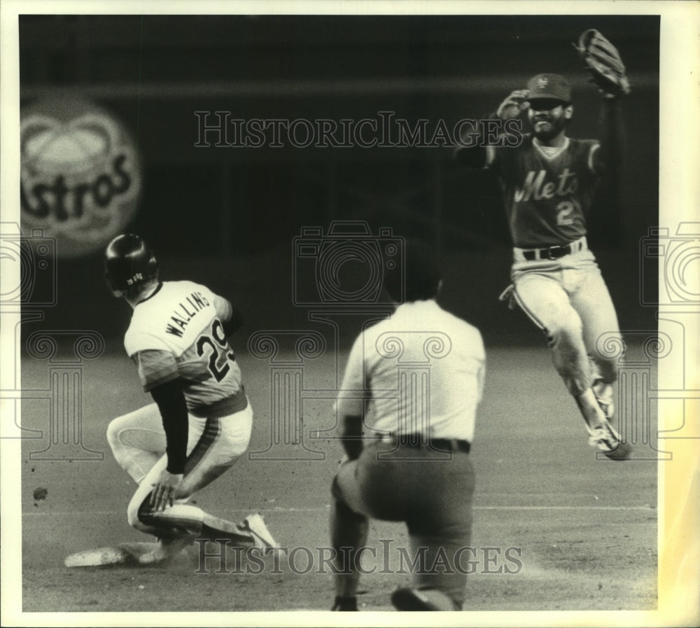 1984 Press Photo Jose Oquendo Attempts Catch, Houston Astros Walling Steals Base - Historic Images