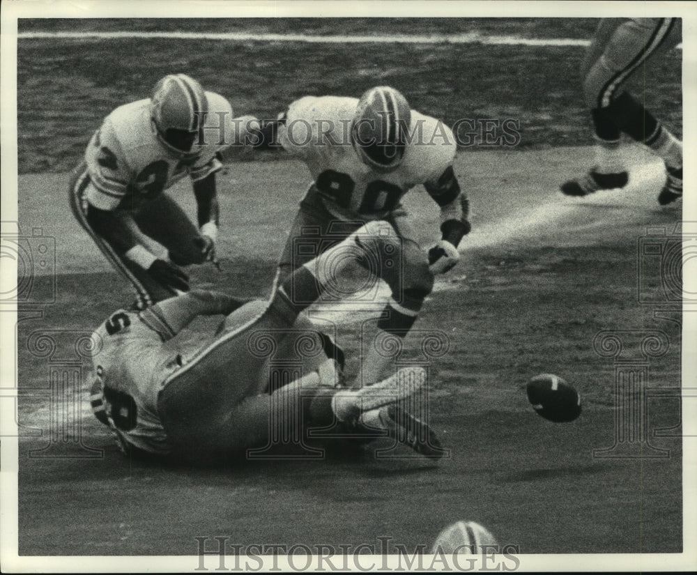 Webster Recovers Saints Fumble as Manning Passes to Williams - Historic Images