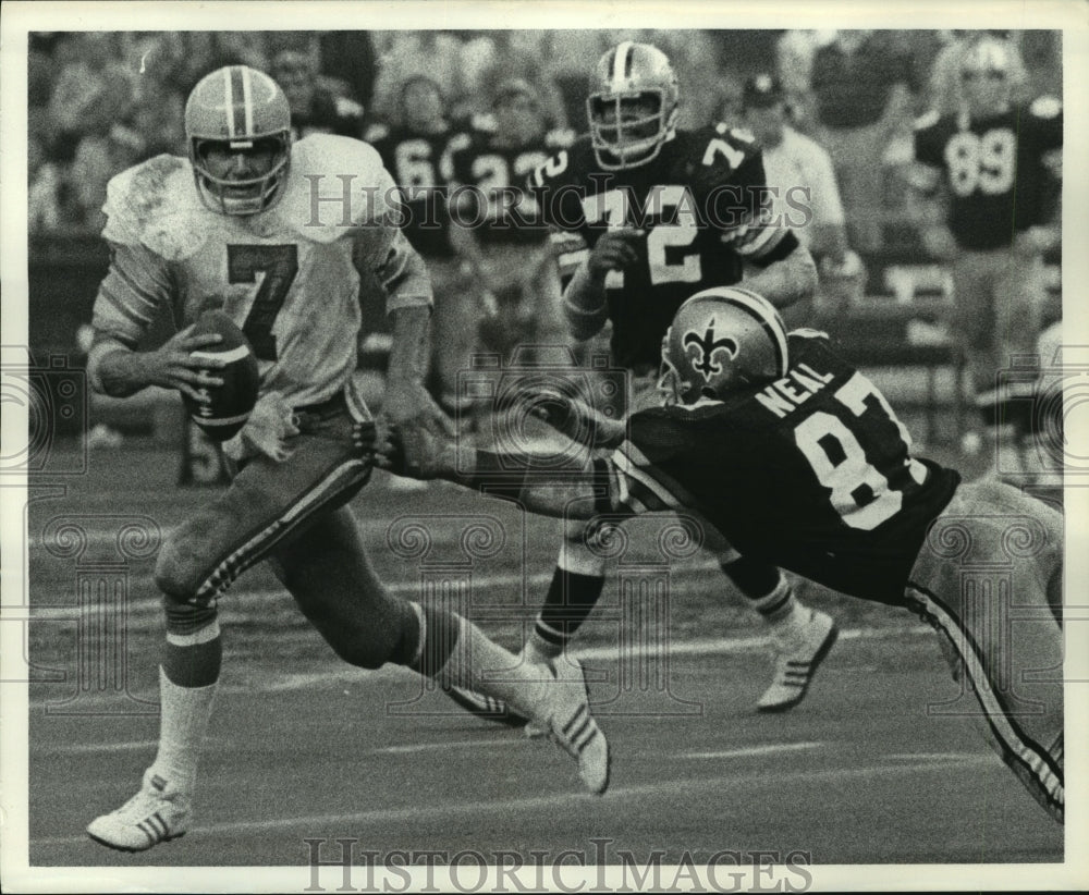 Press Photo Houston Oiler QB Pastorini runs with the ball against Saints- Historic Images