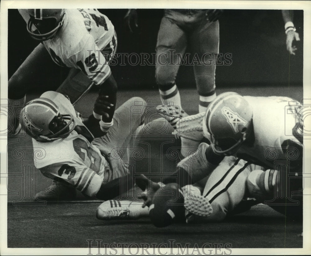 Press Photo Houston Oilers George Webster and Benny Johnson against Saints - Historic Images