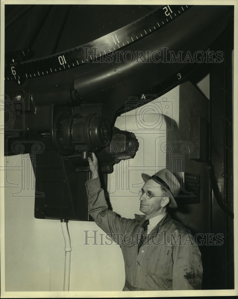 1939 Press Photo C. W. Watson, Electrical Engineer at McDonald Observatory - Historic Images