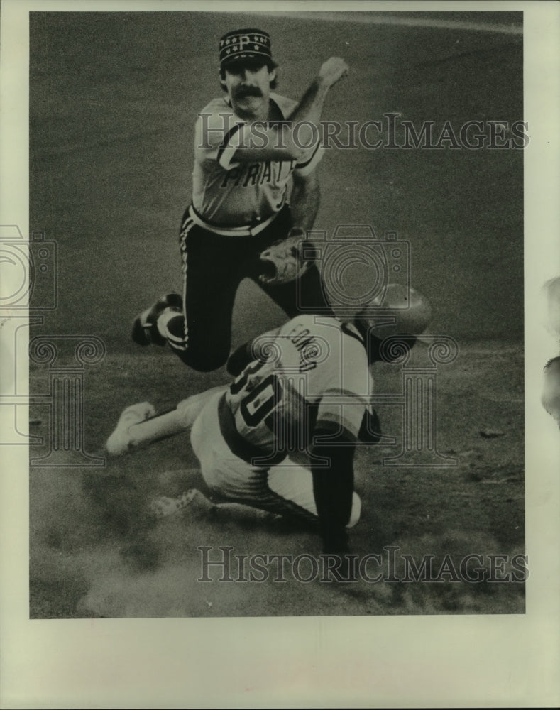 1980 Press Photo Tim Foli of the Pirates and Jeff Leonard of the Astros - Historic Images