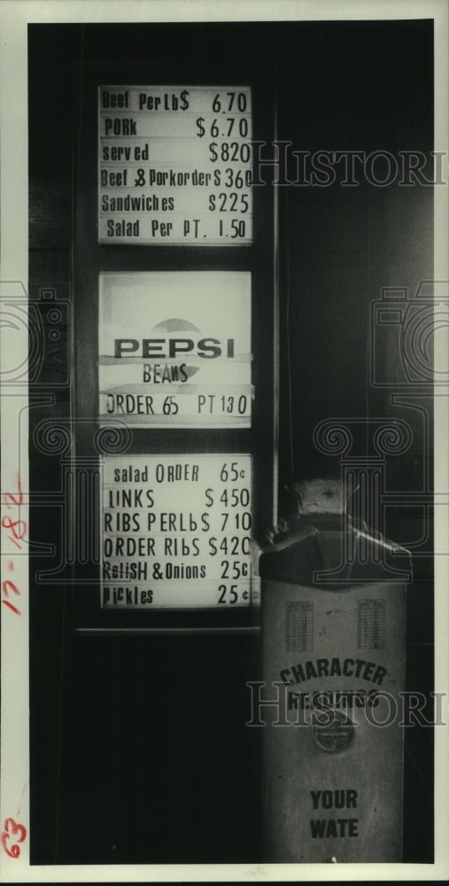 1952 Food Items Menu & Scale at Lockwood Inn Restaurant in Houston. - Historic Images