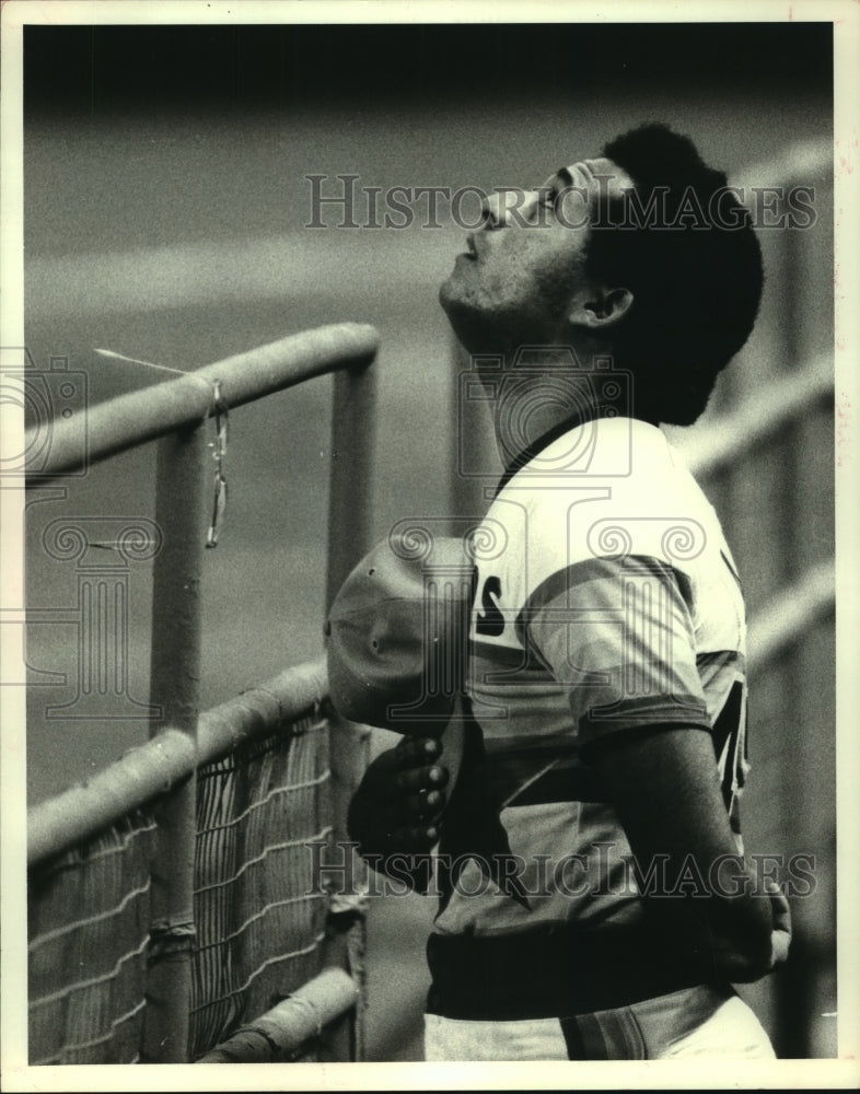 1980 Press Photo Houston Astros Joaquin Andujar Glances Up at National Anthem.- Historic Images