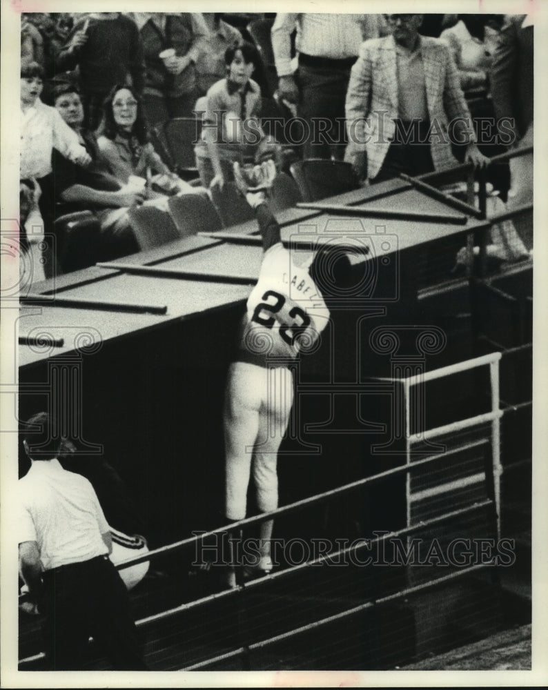 1976 Press Photo Houston Astros Enos Cabell After Pads Dave Winfield&#39;s Pop Fly. - Historic Images