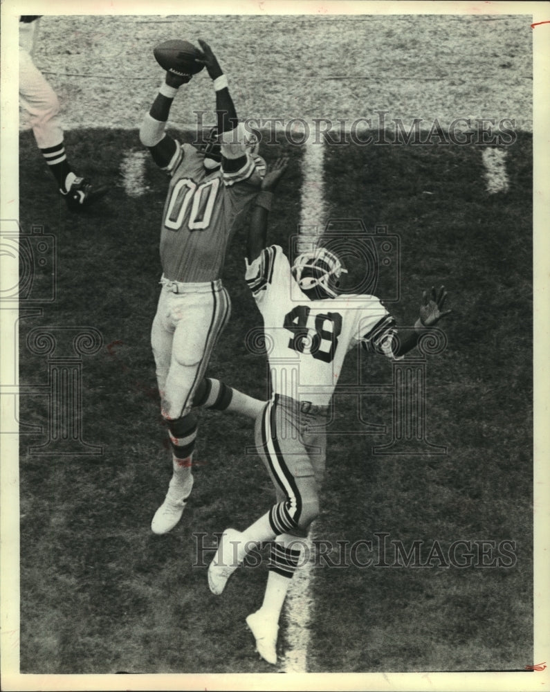 1981 Kenny Burrough Leaps for Football Near Lawrence Johnson - Historic Images