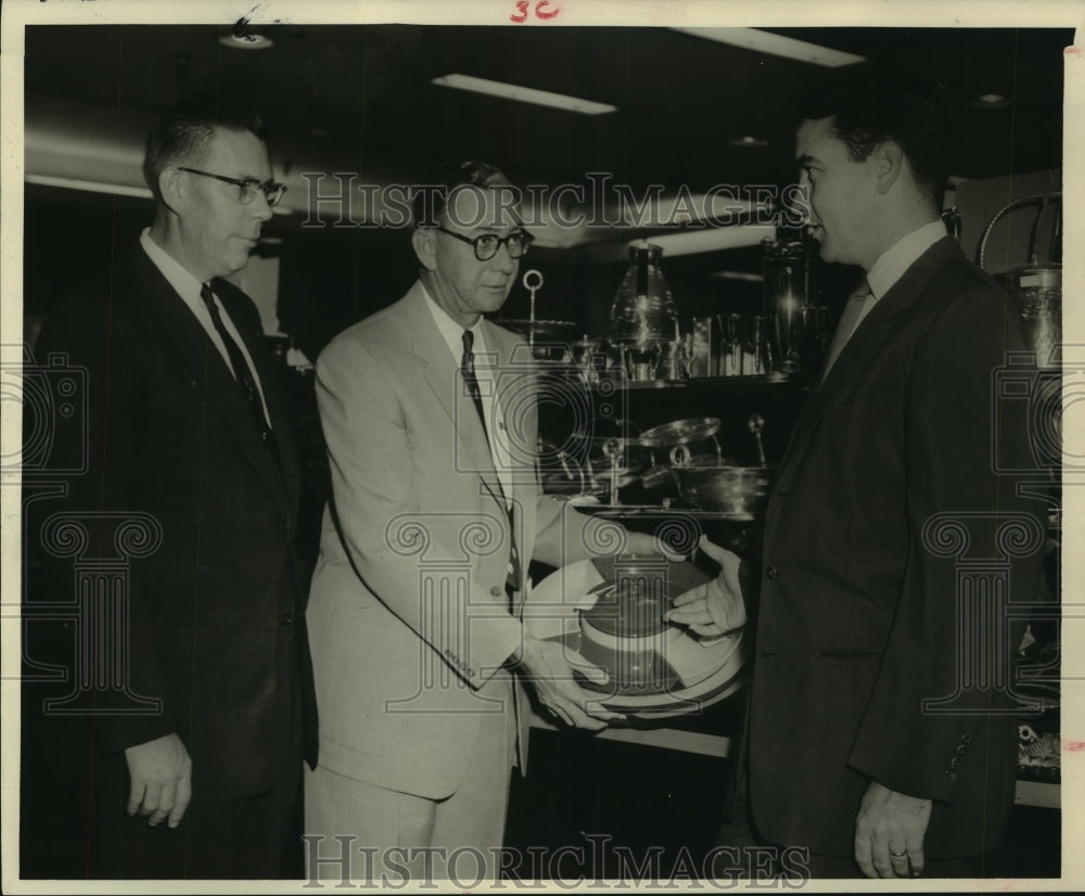 1955 Press Photo Greeting Drug company officials of McKesson &amp; Robbins, Houston-Historic Images