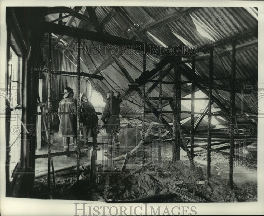 1967 Press Photo Fireman Search Through Rubble of La Gloria Oil & Gas Co Houston-Historic Images