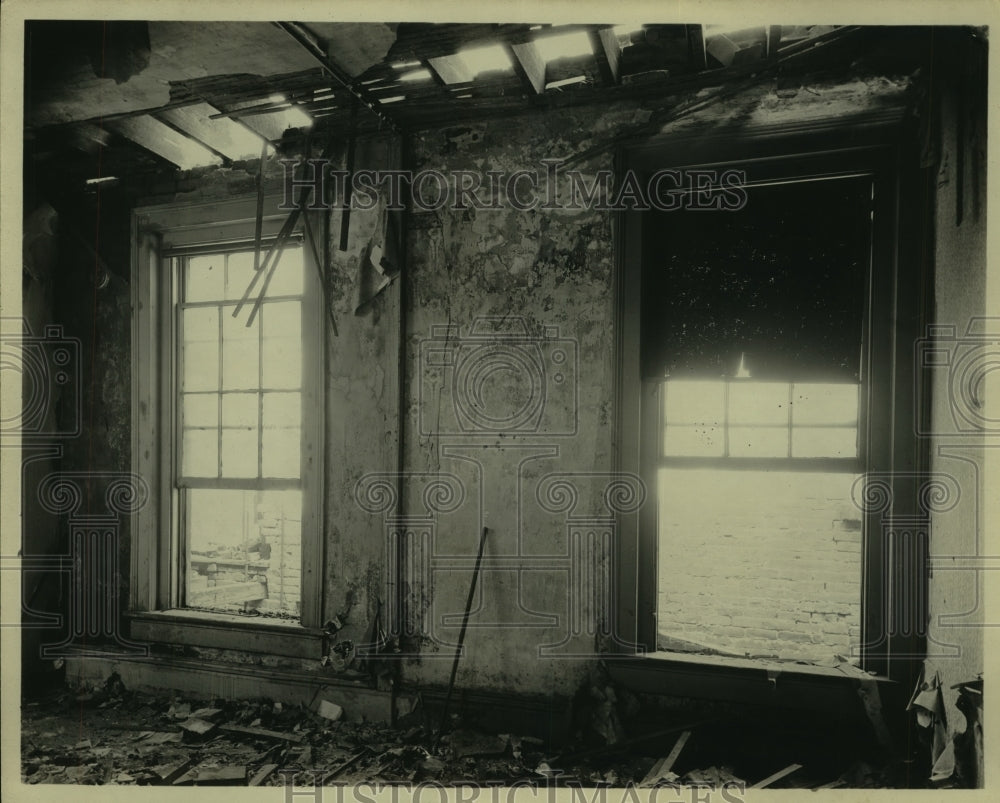 1922 Press Photo inside dilapidated Larendon building, Houston - hcx09465-Historic Images