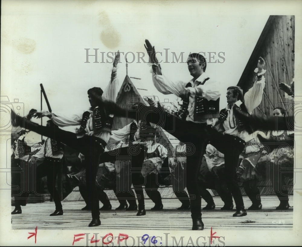 1978 Press Photo Performing the "Lucnica", Czechoslovakian Folk Ballet - Historic Images