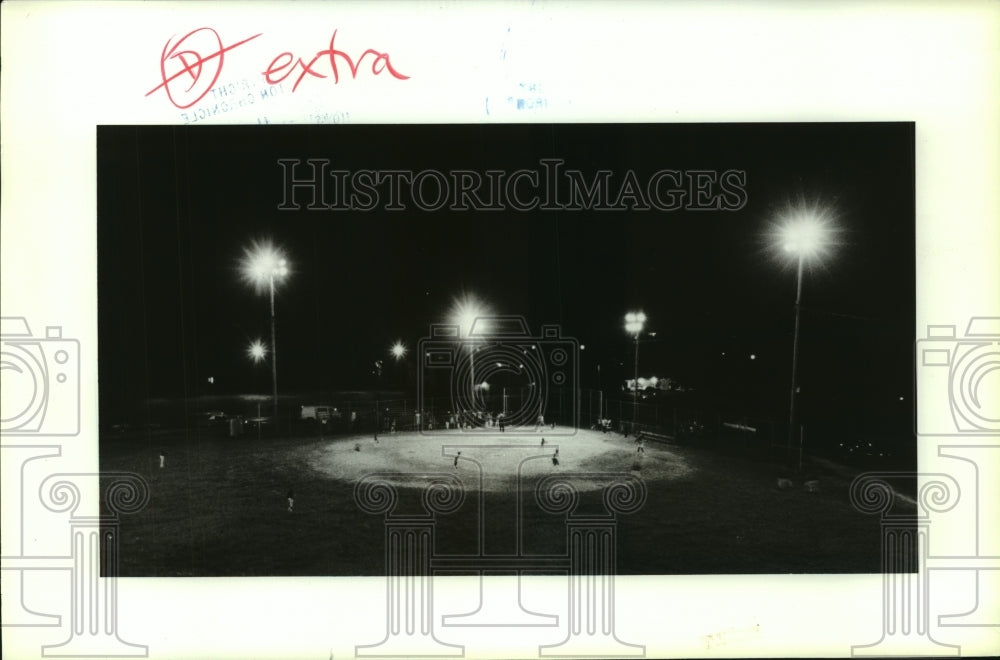 1990 Press Photo Little League Baseball Game Played in Dark With Lights Shining - Historic Images