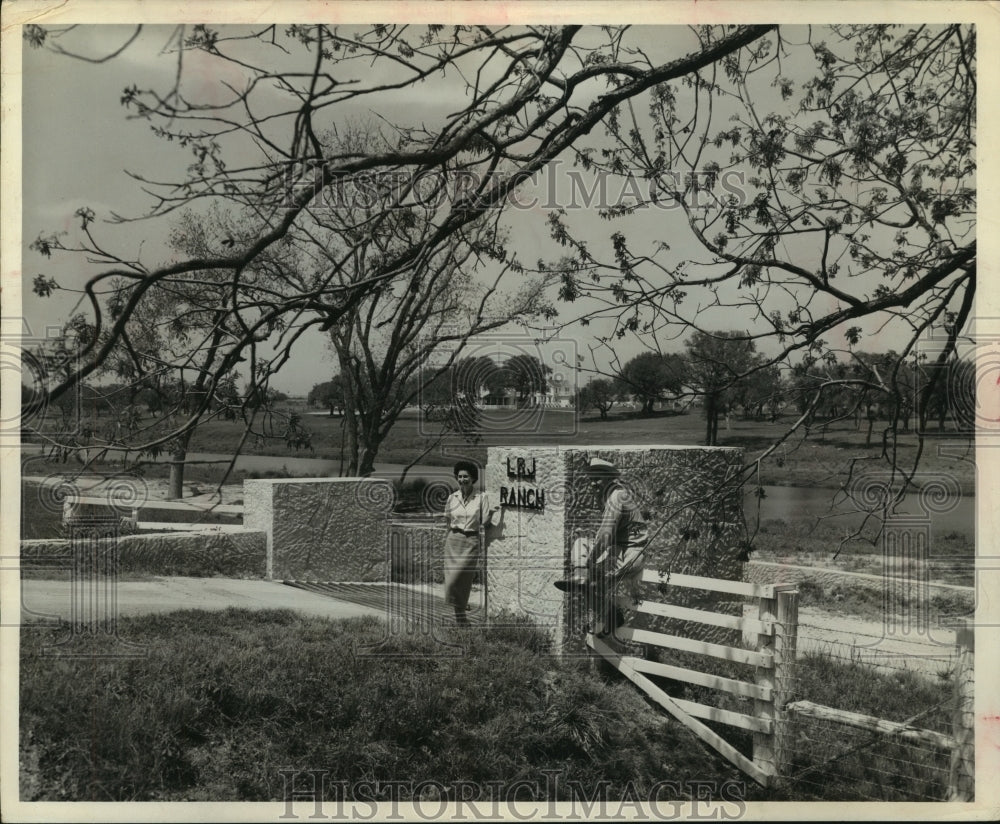 1960 Press Photo Lyndon B. Johnson &amp; Lady Bird at LBJ Ranch Entrance Gate, Texas - Historic Images