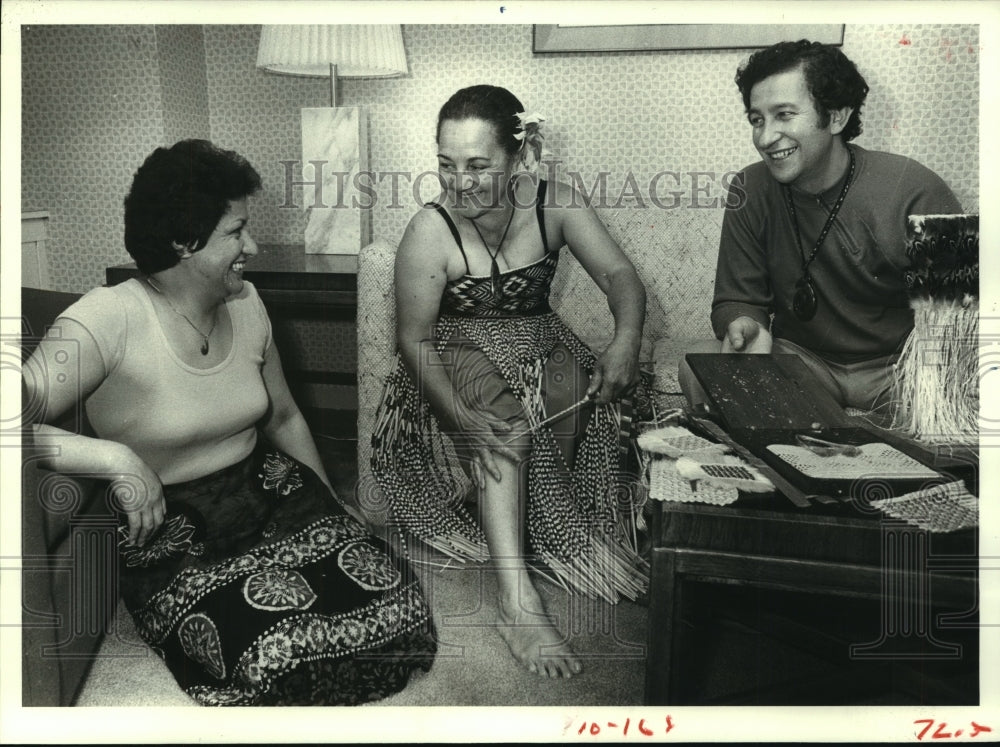 1982 Press Photo Adelaide &amp; Trevor Maxwell Watch Schuster Weave The Maori Way - Historic Images