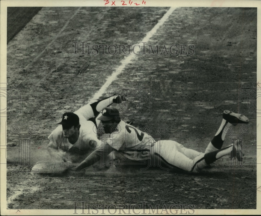 1970 Press Photo Phillies Byron Brown and Astros Tommy Davis dive for ball-Historic Images