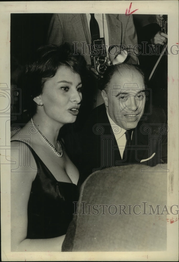 1968 Press Photo Actress Sophia Loren and her husband Carlo Ponti - Historic Images