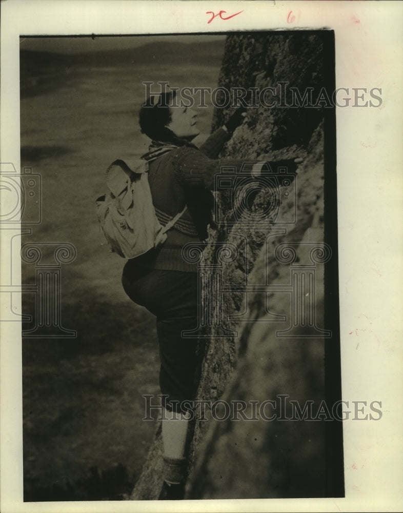 1973 Press Photo Shirley Bridges The Hebrides Ropeless Rockclimber. - hcx10227-Historic Images