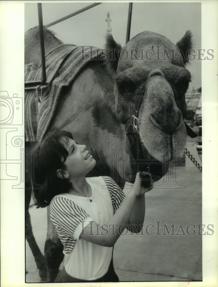 1986 Rena Malouf Check Out a Camel at Houston Mediterranean Festival - Historic Images