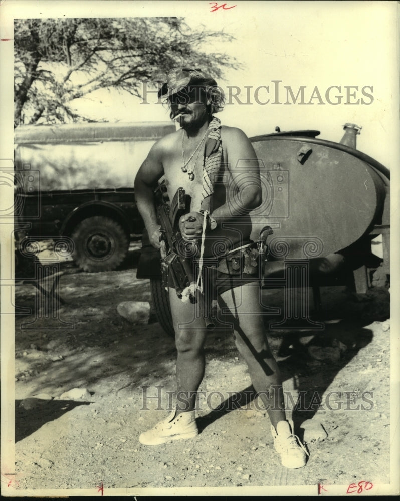 1970 Press Photo Mercenary called &quot;Cowboy&quot; guards a tank on the Eilath frontier-Historic Images