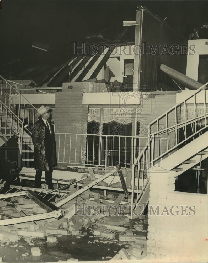 1966 Press Photo Deputy Constable A J Cooper & Houston Wind-Gutted Mitchell Inn-Historic Images