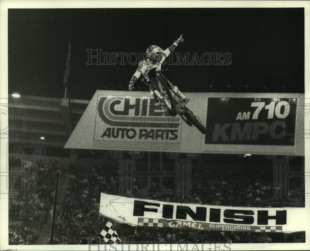 1989 Press Photo Rider Flies Through The Air At Motorcycle Races In Houston. - Historic Images