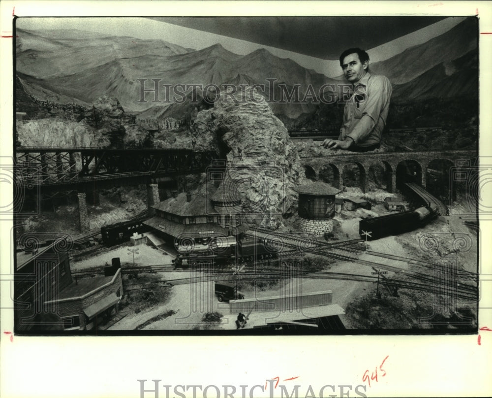 1979 Press Photo Gil Freitag Near Mountain of His HO Scale Railroad at Jamboree. - Historic Images