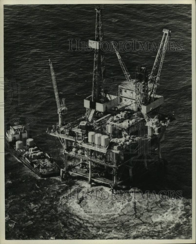 1969 Oil leaks to surface at offshore rig, near Santa Barbara, CA. - Historic Images