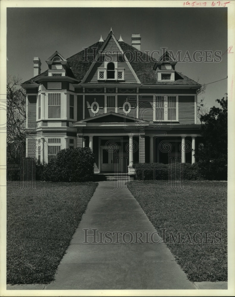 1975 Charles and Emma Jacoby's 1902 home in Navasota, TX - Historic Images