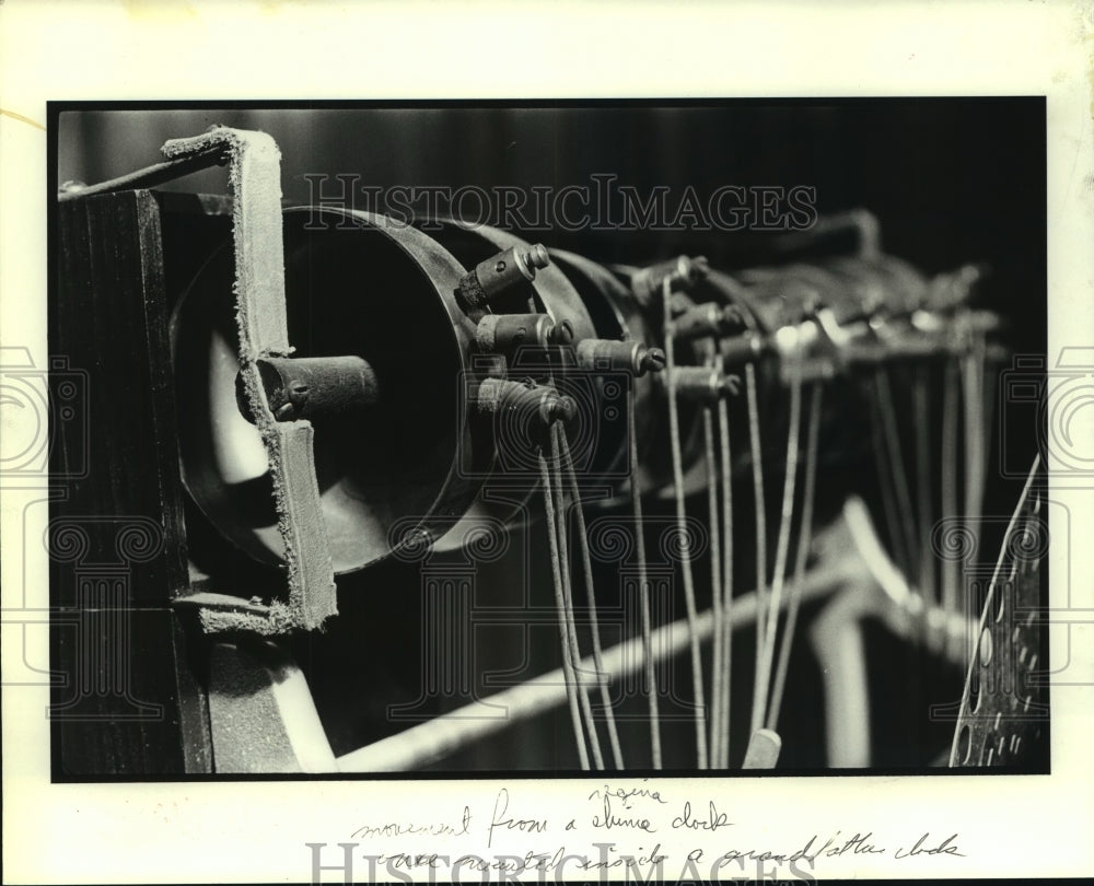 1982 Press Photo Chime clock movement are reinstalled in a grandfather clock - Historic Images