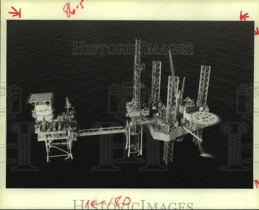1980 Press Photo Jackup, cantilevered rig off Louisiana coast drills natural gas-Historic Images