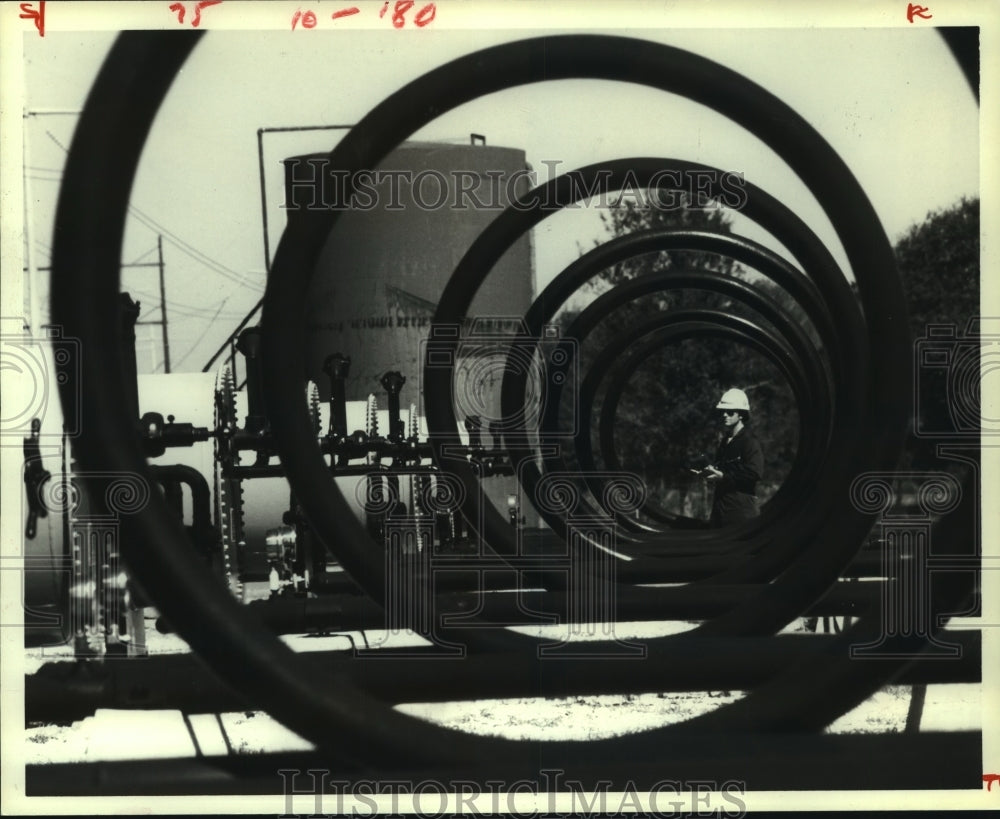 1980 Expansion loop used to prevent LA gas pipeline from rupturing - Historic Images