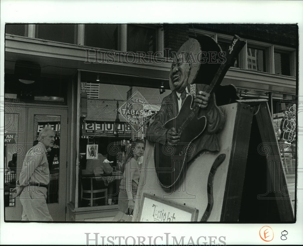 2000 Press Photo Music sidewalk scene in Mississippi - Historic Images