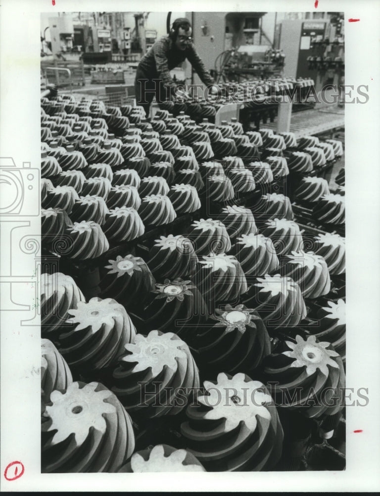 1986 Press Photo Pinion gears made by Rockwell International in Asheville, NC. - Historic Images