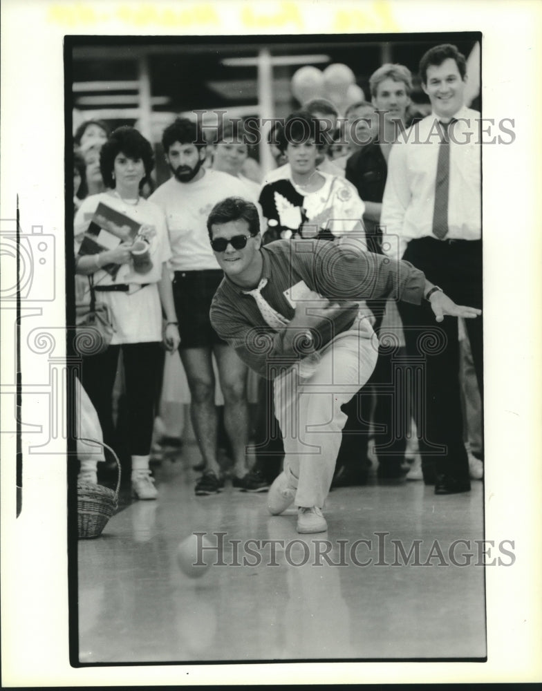 1986 Bowling in the aisles at Rice Food Market, Houston, Texas - Historic Images