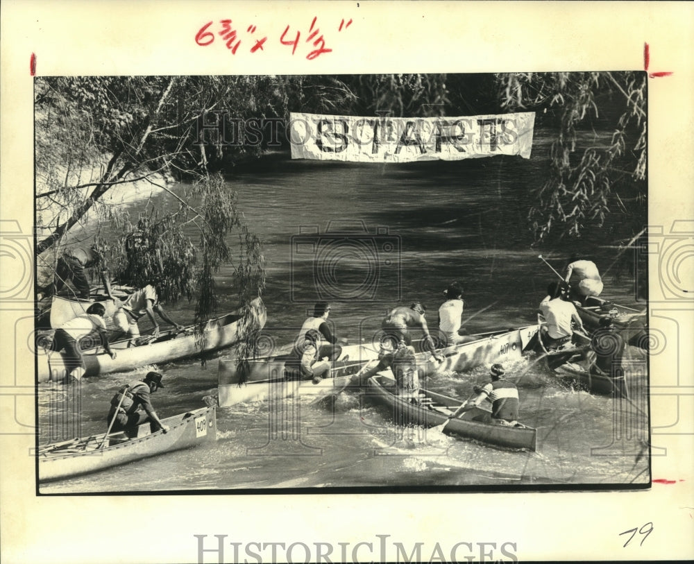 1983 Press Photo Canoeists Head Off at Reeking Regatta Race, Houston, Texas - Historic Images