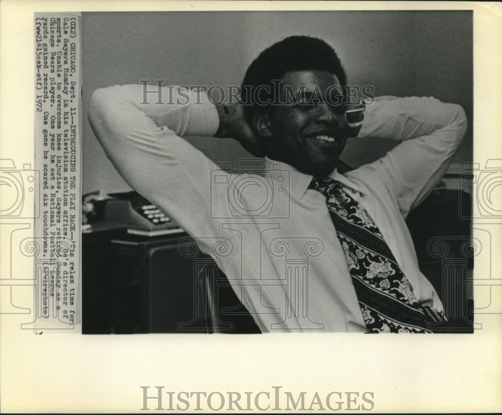 1972 Press Photo NFL Star Gale Sayers Relaxes in New Office in Chicago- Historic Images