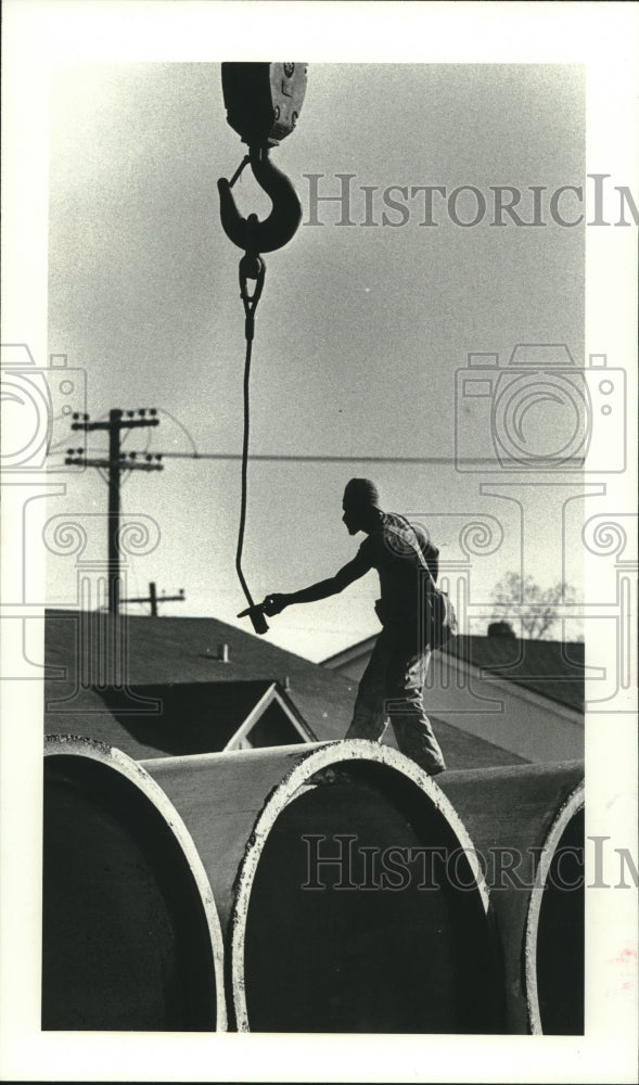 1983 Charles McHenry Attaches Cable to Houston Pipeline - Historic Images