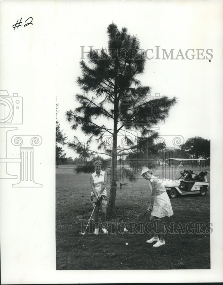 1977 Press Photo Women play a round of golf at Pine Forest Country Club, Houston - Historic Images